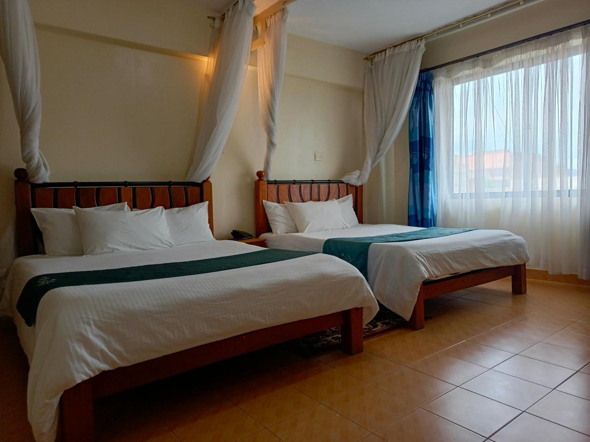 Meru Paramount Bagian luar foto