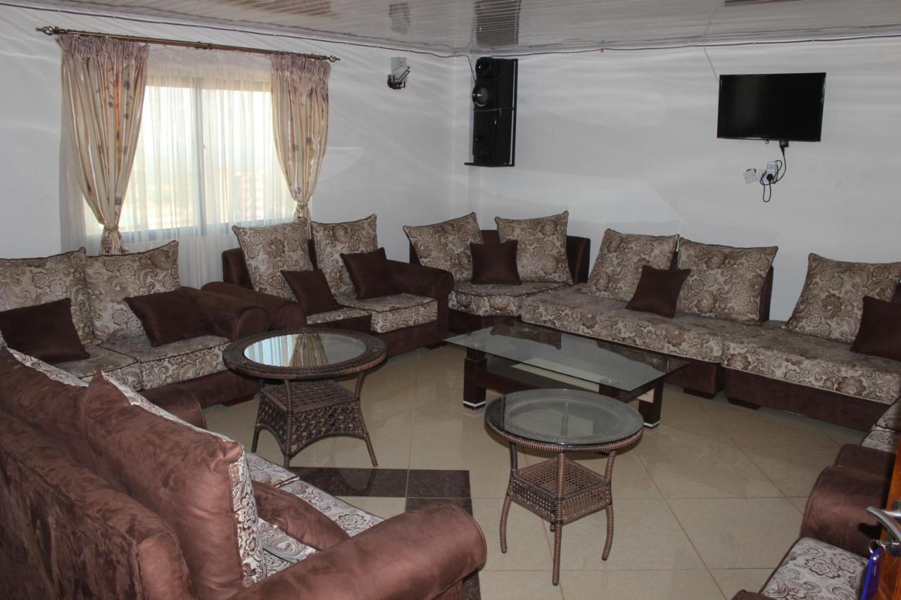 Meru Paramount Bagian luar foto